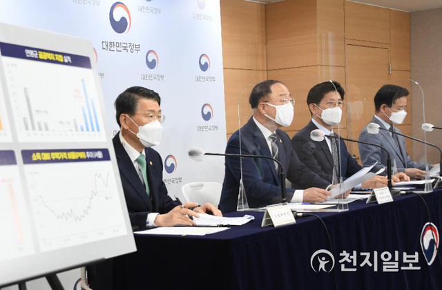 홍남기 부총리 겸 기재부 장관이 28일 정부서울청사 브리핑실에서 부동산 관계부처 합동브리핑을 하며 '국민께 드리는 말씀'을 발표하고 있다. 이날 브리핑에는 노형욱 국토교통부 장관과 은성수 금융위원장, 김창룡 경찰청장이 함께 참석했다. (제공: 기획재정부) ⓒ천지일보 2021.7.28