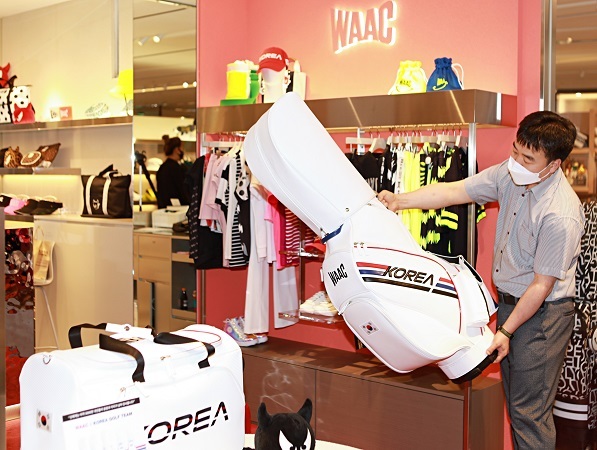 28일 서울시 중구 소공동에 위치한 롯데백화점 본점에서 고객이 ‘왁(WAAC)의 상품’을 구경하고 있다. (제공: 롯데백화점)