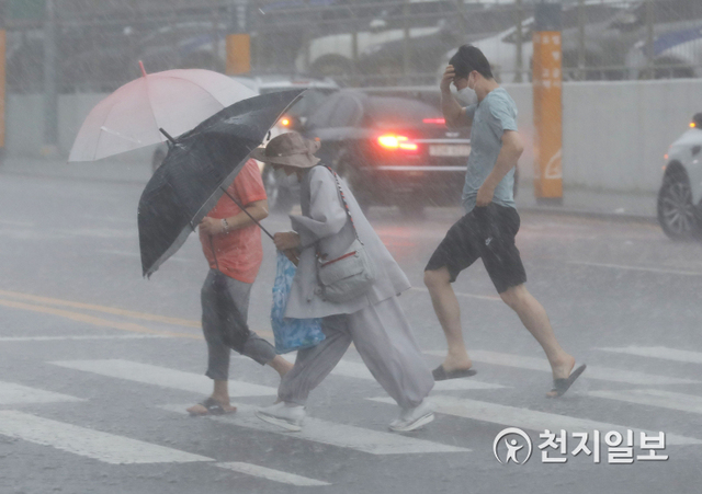 [천지일보=남승우 기자] 소나기가 내린 27일 오후 서울역 인근에서 시민들이 비를 피해 발걸음을 재촉하고 있다. ⓒ천지일보 2021.6.27