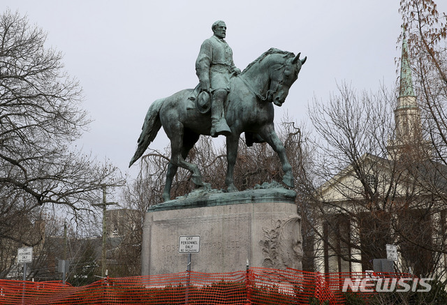 [샬럿츠빌(미 버지니아주)=AP/뉴시스]지난 2018년 2월28일 버지니아주 샬러츠빌의 공원에 있는 남부연합군 로버트 리 장군의 동상. 샬러츠빌은 10일 4년 전 인종 평등에 대한 전국적 논쟁을 촉발시킨 샬럿츠빌 백인 우월주의자들의 폭력 시위를 부른 리 장군의 동상 철거를 시작했다. 2021.7.10