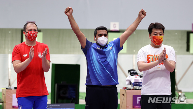 24일 오후(현지시간) 일본 도쿄도 네리마구 아사카 사격장에서 열린 도쿄올림픽 남자 10m 공기권총 결선 경기에서 금메달을 차지한 자바드 포루기(이란)가 기뻐하고 있다. (출처: 뉴시스)