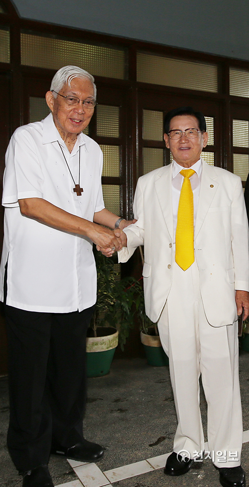 2013년 9월 26일부터 10월 17일까지 21일간 진행된 제6차 평화순방 중 이만희 하늘문화세계평화광복(HWPL) 대표가 만난 가우덴시오 로살레스 필리핀 대주교. (제공:HWPL) ⓒ천지일보 2021.7.30