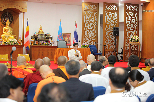 2013년 10월 1일 태국 승왕 솜뎃 프라 니나삼바라의 100세 생일을 기념해 열린 WFB 콘퍼런스에서 세계불교지도자들에게 HWPL 평화운동 동참을 호소하고 있는 이만희 대표. (제공:HWPL) ⓒ천지일보 2021.7.30