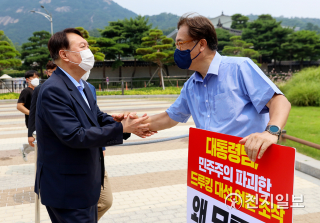 [천지일보=박준성 기자] 범야권 대선주자인 윤석열 예비후보가 29일 서울 종로구 청와대 앞 분수대 광장에서 드루킹 댓글 조작 사건과 관련해 문재인 대통령의 사과를 촉구하며 1인 시위를 하고 있는 국민의힘 정진석 의원을 격려 방문해 인사하고 있다. (제공: 윤석열 캠프) ⓒ천지일보 2021.7.29