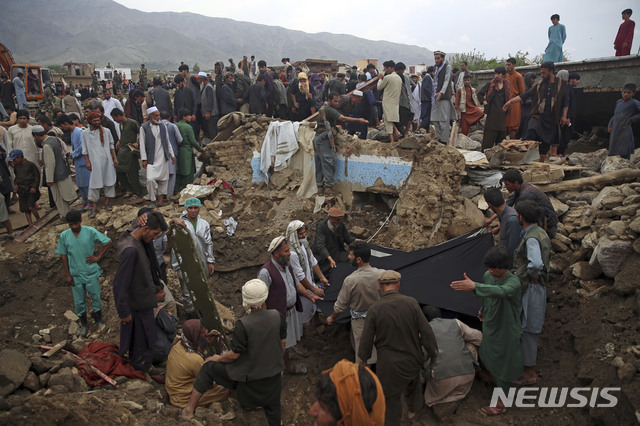 [파르완주(아프가니스탄)=AP/뉴시스] 지난해 8월26일 아프가니스탄 카불 북부 파르완주에서 주민들이 진흙 속에 매몰된 희생자를 찾고 있다.