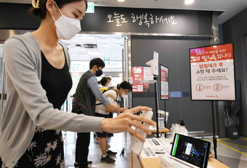 고객들이 30일 서울 등촌동 홈플러스 강서점 출입을 위해 정문에서 QR코드를 찍고 있다. (제공: 홈플러스) ⓒ천지일보 2021.7.30