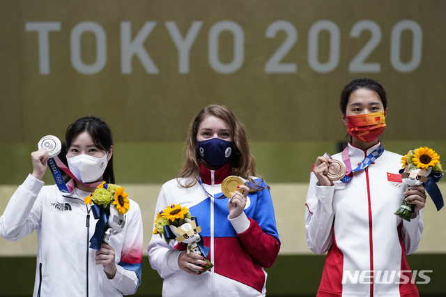 김민정(왼쪽)이 30일 일본 도쿄 아사카 사격장에서 열린 도쿄올림픽 사격 여자 25m 결선에서 은메달을 목에 걸고 시상대에 올라 포즈를 취하고 있다. 김민정은 급사 50발로 순위를 가리는 결선에서 비탈리나 바차라시키나(러시아올림픽위원회)와 연장(슛오프) 접전 끝에 은메달을 목에 걸었다. (출처: 뉴시스)