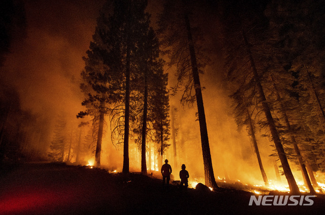 지난 26일 미국 캘리포니아주 래슨 국유림에서 대형 산불 ‘딕시’를 진화하고 있는 소방관들. (출처: 뉴시스)
