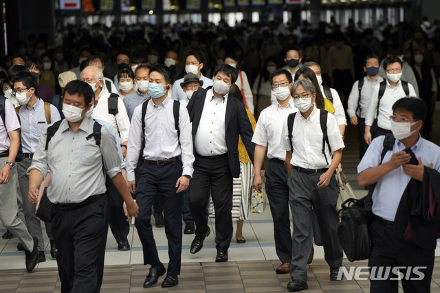 도쿄에서 시민들이 마스크를 쓰고 출근하는 모습. (출처: 뉴시스)