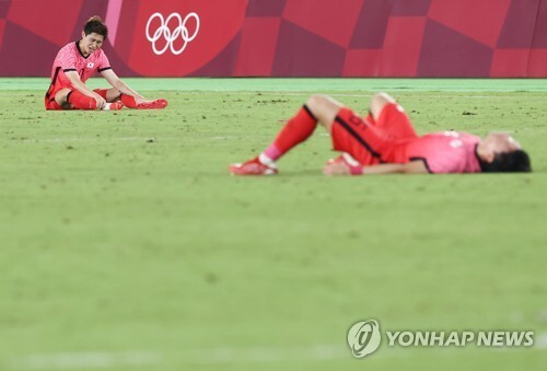 31일 요코하마 국제경기장에서 열린 도쿄올림픽 남자축구 8강전 대한민국과 멕시코의 경기가 6대3 한국의 패배로 끝났다. 4강 진출이 좌절된 한국 이동경(왼쪽)이 눈물을 흘리고 있다. (출처: 연합뉴스)
