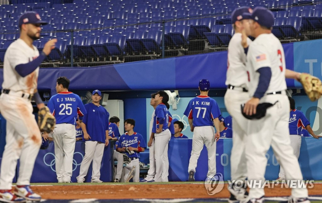 올림픽 야구 대표팀이 31일 일본 요코하마 스타디움에서 열린 도쿄올림픽 야구 B조 예선 미국과의 경기에서 패한 뒤 아쉬워하고 있다. (출처: 연합뉴스)