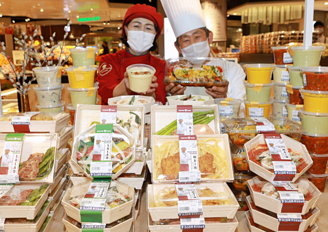 잠실점 ‘마스터쿡’ 매장에서 직원들이 반찬을 선보이고 있다. (제공: 롯데백화점)