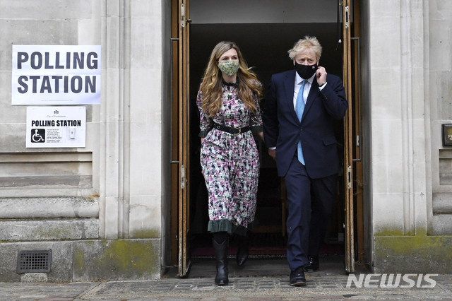 [런던=AP/뉴시스]보리스 존슨 영국 총리가 부부가 유산의 아픔을 이겨내고 올 연말 둘째를 볼 예정이다. 사진은 지난 5월6일(현지시간) 존슨 총리가 런던의 한 지방선거 투표소에서 당시 약혼자인 캐리 시먼스와 함께 투표를 마치고 나오는 모습 2021.08.01.