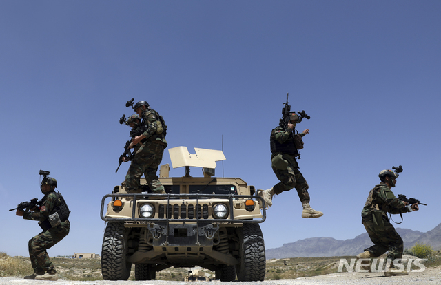[카불=AP/뉴시스] 5월9일 아프가니스탄 병사들이 수도 카불 군기지 주변을 순찰하고 있다.