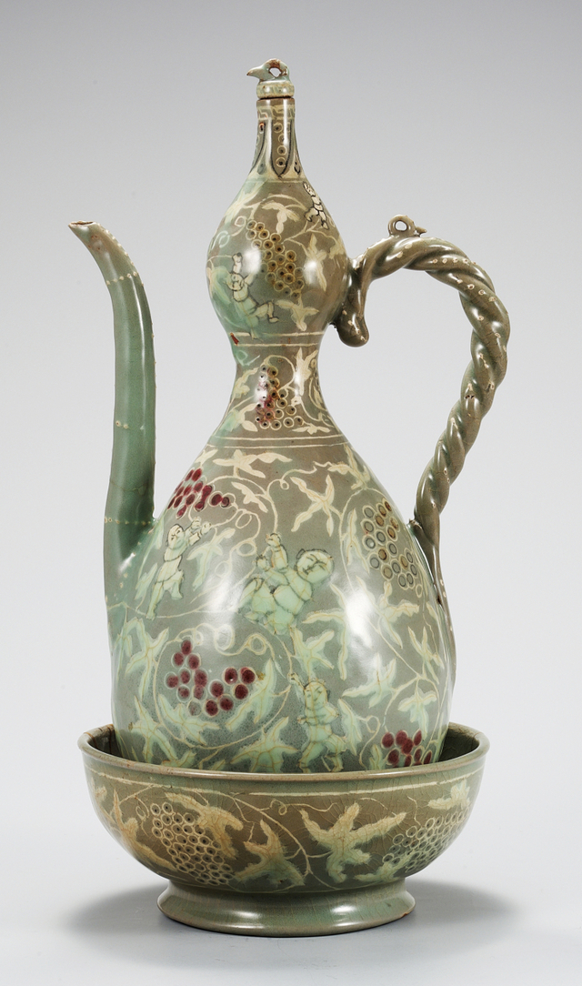 '고려청자 상감 무량 보주를 받든 동자문 주전자와 승반' (제공: 강우방 일향한국미술사연구원장) ⓒ천지일보 2021.8.1