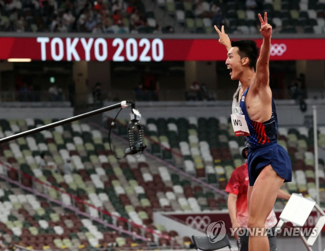 (도쿄=연합뉴스) 한상균 기자 = 도쿄올림픽 남자 높이뛰기 우상혁이 1일 도쿄 올림픽스타디움에서 열린 결선에서 한국신기록 2ｍ35를 성공한 후 환호하고 있다.
