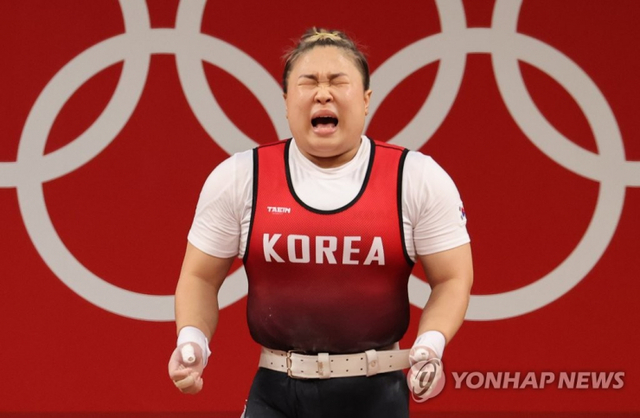 (도쿄=연합뉴스) 김인철 기자 = 역도 국가대표 김수현이 1일 도쿄 국제포럼에서 열린 도쿄올림픽 여자 역도 76kg급 용상 1차 시기에서 실패 후 아쉬워하고 있다.