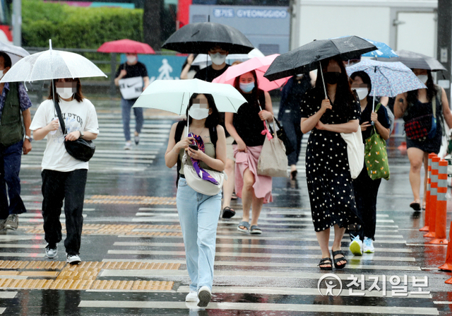 [천지일보=박준성 기자] 갑작스러운 소나기가 쏟아진 1일 오전 서울역에서 시민들이 우산을 받쳐 들고 발걸음을 재촉하고 있다. ⓒ천지일보 2021.8.1