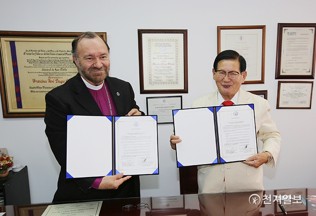 11월 12일 이 대표가 콜롬비아 성공회 교구의 네 번째 주교인 프란시스코 고메스 주교와 대담을 가진 후 평화협약을 맺고 협정서를 보이고 있다. (제공:HWPL)  ⓒ천지일보 2021.8.2