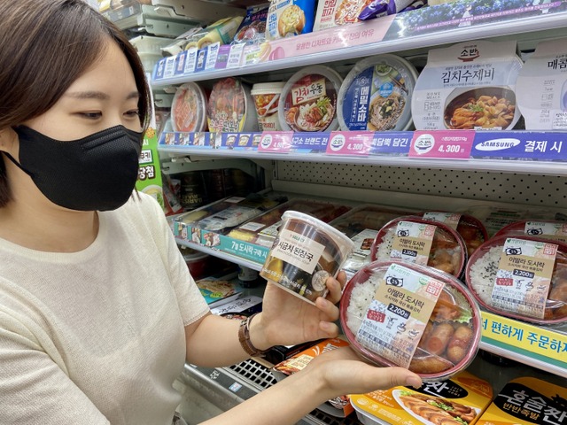 고객이 이딸라 도시락을 고르고 있다. (제공: 세븐일레븐)