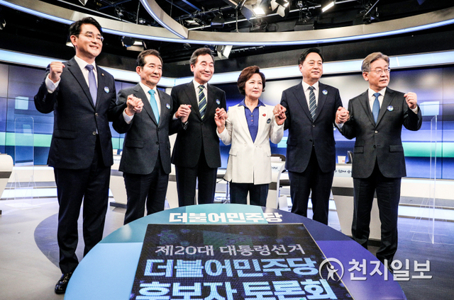 [천지일보=박준성 기자] 더불어민주당 대통령 선거 예비후보들이 28일 오후 서울 중구 매경미디어센터 MBN스튜디오에서 열린 1차 TV토론회에 앞서 기념촬영을 하고 있다. 왼쪽부터 박용진, 정세균, 이낙연, 추미애, 김두관, 이재명 후보. (제공: 이낙연 캠프) ⓒ천지일보 2021.7.28