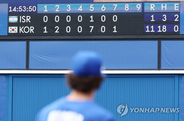 2일 일본 요코하마 스타디움에서 열린 도쿄올림픽 야구 녹아웃스테이지 2라운드 한국과 이스라엘의 경기가 한국의 11대1 콜드게임 승리로 끝났다. 경기를 마친 이스라엘 선수가 전광판 앞을 지나고 있다. (출처: 연합뉴스)