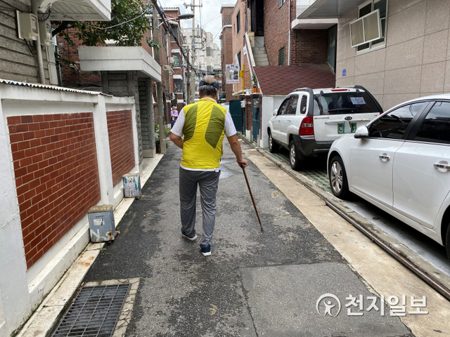 [천지일보=홍보영 기자] 2일 서울 은평구 응암동 한 골목에서 한 어르신이 지팡이를 짚고 길을 가고 있다. ⓒ천지일보 2021.8.2