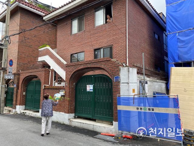 [천지일보=홍보영 기자] 2일 서울 은평구 응암동 한 주택앞에서 어르신들이 안부를 묻고 있다. ⓒ천지일보 2021.8.2
