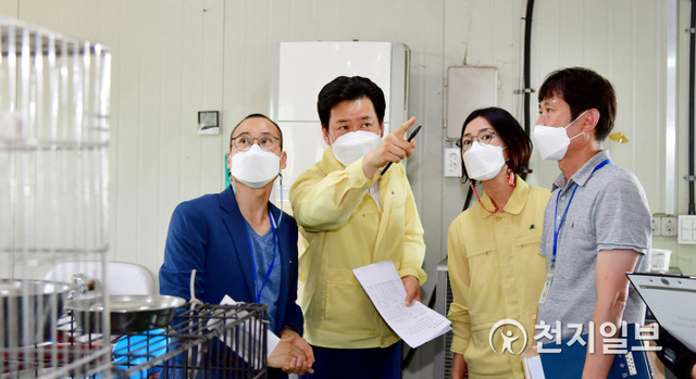 윤성관 진주시의회 경제복지위원장(왼쪽 두번째)을 비롯한 위원들이 지난달 30일 진주 유기견보호소를 찾아 유기동물에 대한 인식향상 방안을 논의하고 애로사항을 청취하고 있다. (제공: 진주시의회) ⓒ천지일보 2021.8.2