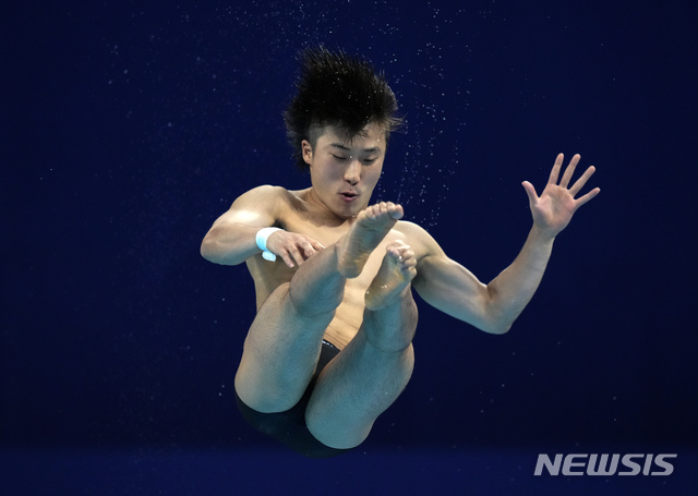 우하람이 2일 일본 도쿄 아쿠아틱스 센터에서 열린 도쿄올림픽 다이빙 남자 3ｍ 스프링보드 예선에서 다이빙하고 있다. 우하람은 6차 시기 합계 452.45점을 받아 전체 출전선수 29명 중 5위에 올라 준결승에 진출했다. (출처: 뉴시스)