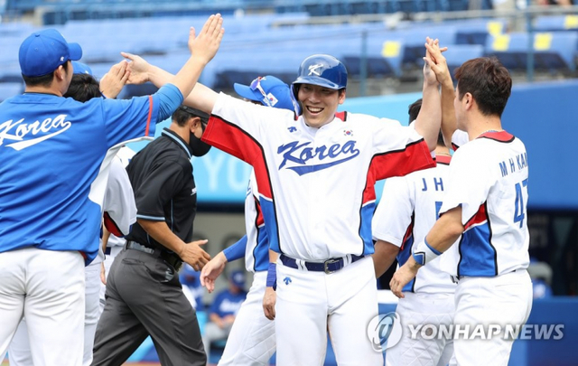 2일 일본 요코하마 스타디움에서 열린 도쿄올림픽 야구 녹아웃스테이지 2라운드 한국과 이스라엘의 경기. 7회말 11대1로 콜드게임으로 경기를 이긴 한국 김현수와 선수들이 기쁨을 나누고 있다. (출처: 연합뉴스)