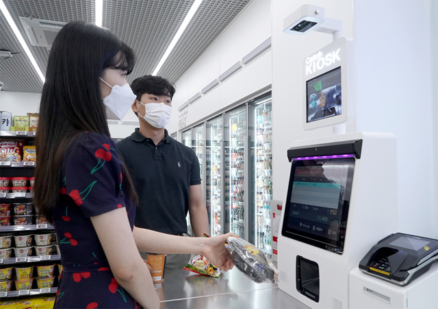 고객들이 캐치 키오스크를 이용하고 있다. (제공: 세븐일레븐)