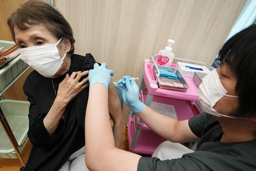 일본 고령자 백신 접종(도쿄 교도=연합뉴스) 5월 10일 일본 도쿄도(東京都) 기타구(北區)에서 고령자가 신종 코로나바이러스 감염증(코로나19) 백신을 맞고 있다.