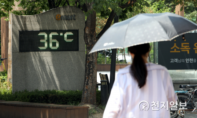 [천지일보=남승우 기자] 낮 최고기온이 36도까지 오르는 등 무더운 날씨가 이어진 28일 오후 서울 성수동의 한 대형마트 앞에 설치된 온도계가 36도를 가리키고 있다. ⓒ천지일보 2021.7.28