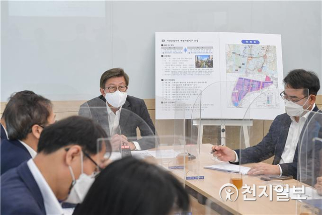 박형준 부산시장이 3일 부산도서관에 마련한 제2 집무실에서 전략회의를 주재하고 있다. (제공: 부산시) ⓒ천지일보 2021.8.3