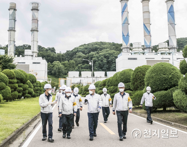 김회천 한국남동발전 사장을 비롯한 관계자들이 3일 분당발전본부에서 여름철 폭염대비 현장 안전경영활동을 펼치고 있다. (제공: 한국남동발전) ⓒ천지일보 2021.8.3