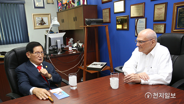 2013년 11월 7일 이 대표가 엔리케 볼라뇨스 전 니카라과 대통령과 세계평화를 주제로 대담을 나누고 있다. (제공: HWPL) ⓒ천지일보 2021.8.4