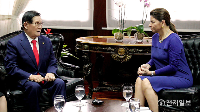 2013년 11월 13일 이 대표는 코스타리카를 방문해 당시 대통령이었던 라우라 친치야 코스타리카 대통령과 대담을 하고 있다. (제공: HWPL) ⓒ천지일보 2021.8.4