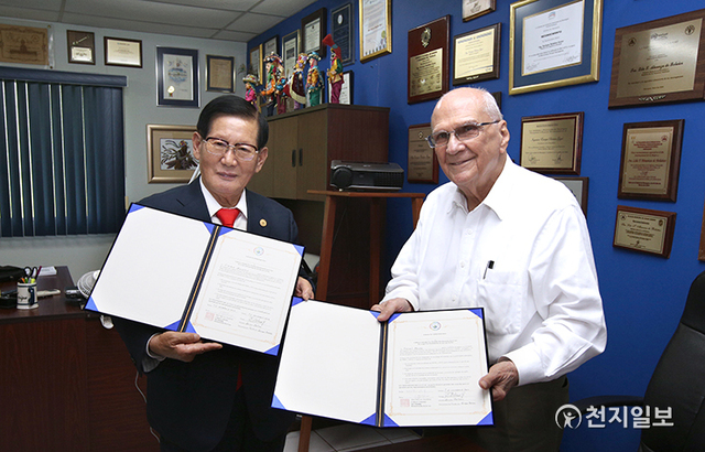 2013년 11월 7일 이 대표와 엔리케 볼라뇨스 전 니카라과 대통령이 대담 후 평화협약서에 서명한 후 기념사진을 촬영하고 있다. (제공: HWPL) ⓒ천지일보 2021.8.4