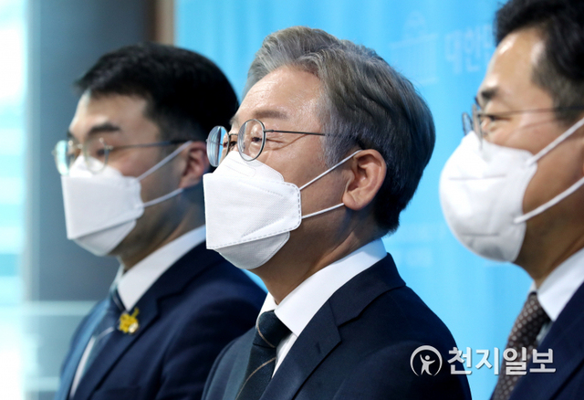 [천지일보=박준성 기자] 더불어민주당 대선주자인 이재명 경기지사가 3일 오후 서울 여의도 국회 소통관에서 기본주택 정책발표 기자회견을 마친 후 취재진의 질문에 답하고 있다. ⓒ천지일보 2021.8.3