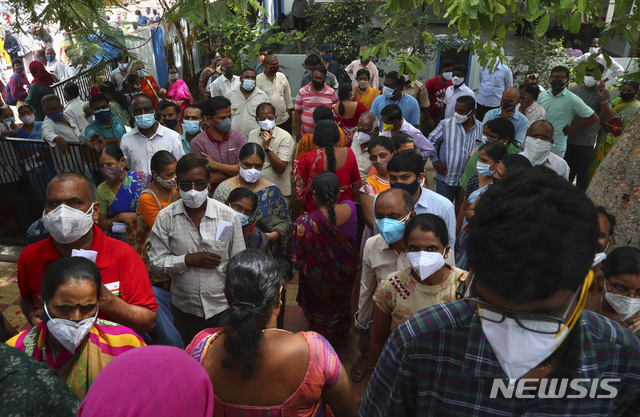 [하이데라바드=AP/뉴시스] 9일(현지시간) 인도 하이데라바드의 한 보건소에서 마스크를 쓴 시민들이 코로나19 백신 2차 접종을 하기 위해 모여들고 있다.