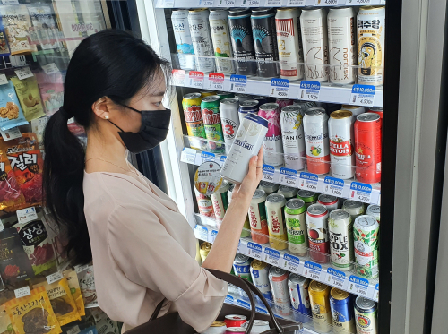 고객이 GS25에서 4캔 만원 맥주 행사 상품을 고르고 있다. (제공: GS리테일) ⓒ천지일보 2021.8.4