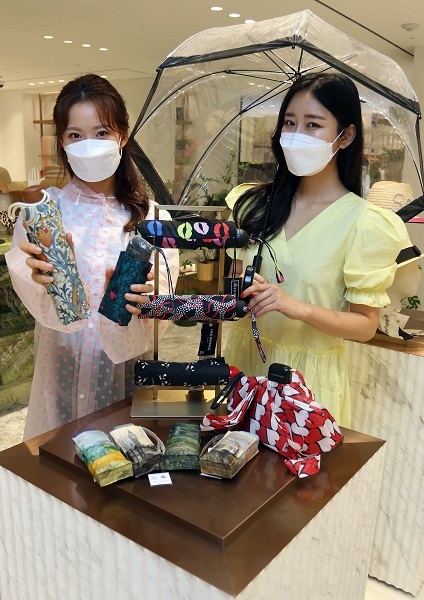 신세계百 강남점 모델들이 펄튼 우산을 선보이고 있다. (제공: 신세계百) ⓒ천지일보 2021.8.4