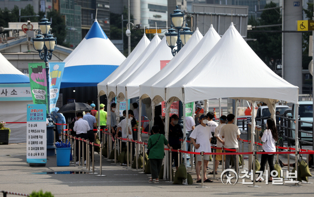 [천지일보=남승우 기자] 신종 코로나바이러스 감염증(코로나19) 신규 확진자가 1202명으로 집계되며 4주째 1000명대를 기록한 3일 오전 서울역 광장 임시 선별검사소에서 시민들이 코로나19 검사를 받기 위해 기다리고 있다. ⓒ천지일보 2021.8.3