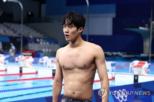 한국 황선우가 26일 일본 도쿄 아쿠아틱스 센터에서 열린 남자 자유형 200m 준결승을 마친 후 경기장을 나서고 있다. 