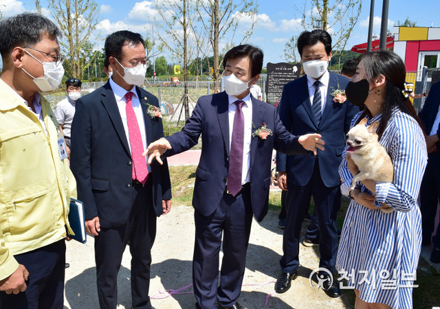 5일 남해고속도로 진주휴게소에서 조규일 시장(가운데)과 이상영 시의장을 비롯한 관계자들이 반려견 놀이터인 ‘달려라 개구쟁이’ 시설을 둘러보고 있다. (제공: 진주시) ⓒ천지일보 2021.8.5