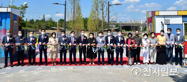 5일 남해고속도로 진주휴게소에서 조규일 시장과 이상영 시의장을 비롯한 관계자들이 참석한 가운데 반려견 놀이터 ‘달려라 개(犬)구쟁이’ 개장식이 열리고 있다. (제공: 진주시) ⓒ천지일보 2021.8.5