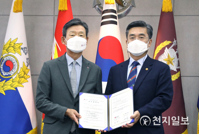 5일 서울 용산구 소재 국방부에서 열린 ‘초등 군인 자녀 교육 지원을 위한 업무 협약’에 참석한 황현식 LG유플러스 사장(왼쪽)과 서욱 국방부 장관이 기념촬영을 하고 있다. (제공: LG유플러스) ⓒ천지일보 2021.8.5
