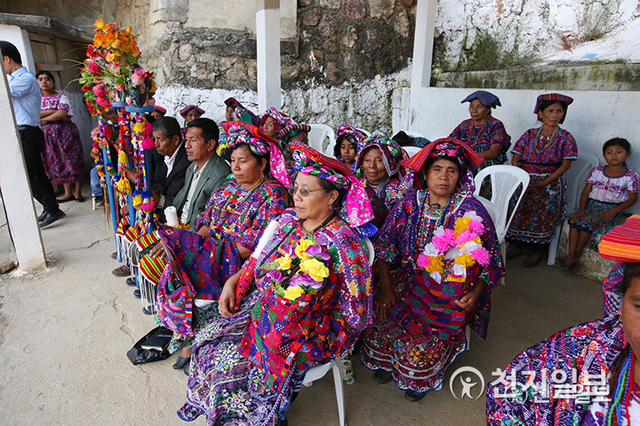 2013년 11월 6일 이 대표는 마야민족이 평화의 사자를 기다려왔다는 부족 대표의 말에 마야민족으로 이뤄진 추아란초 마을을 방문했다. 이 대표가 마야 주민들에게 평화의 메시지를 선포한 가운데 마을 주민들이 전통복장을 하고 행사에 참석하고 있다. (제공:HWPL) ⓒ천지일보 2021.8.5