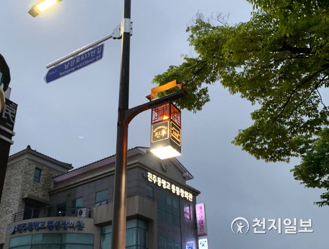 [천지일보 진주=최혜인 기자] 5일 진주시 진주성·천수교 인근에 역사형 이미지 가로등이 설치돼 있다.진주시는 대표 유적지인 진주성과 어우러지고 ‘유네스코 창의도시’의 명성에 걸맞은 경관을 조성하기 위해 공북문에서 망경동과 천수교를 잇는 공간에 전통 가로등 200개를 설치했다.가로등은 촉석루의 이미지와 청사초롱 등에 LED 등불을 넣어 불꽃이 살아 움직이는 듯한 모습을 연출하는 등 진주성과 전통 청사초롱을 현대적으로 재해석했다. ⓒ천지일보 2021.8.5